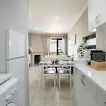 Retreat - 2br With Terrace & Ac Lägenhet